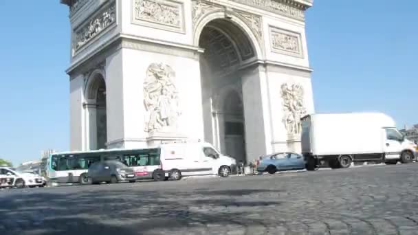 Trafik nära Arch of Triumph — Stockvideo