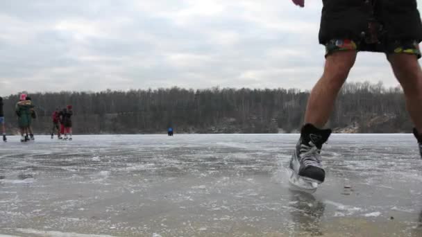 Boys and girls with bare legs skating — Stock Video