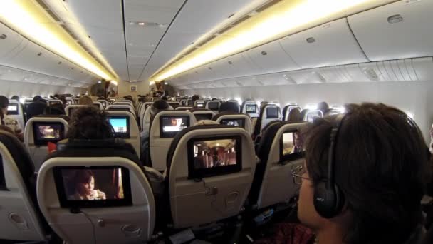 La gente en el salón del avión — Vídeos de Stock