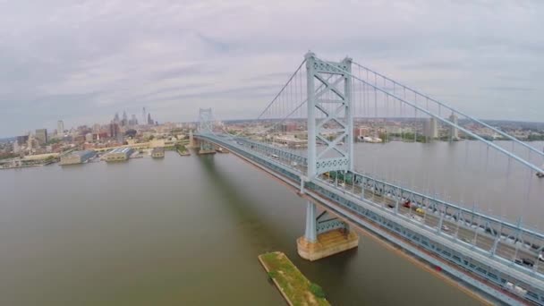 Paisaje urbano con puente Benjamin Franklin — Vídeo de stock