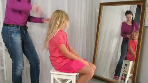 Cabeleireiro pentear menina cabelo — Vídeo de Stock