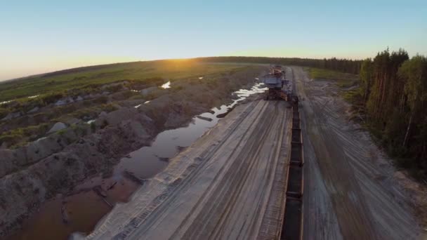 Absetzer carrega trem na areia — Vídeo de Stock