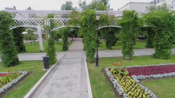 Menschen gehen durch Park, der nach Bauman benannt ist — Stockvideo