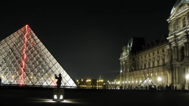 Lidé chodí na náměstí s slavné pyramidy — Stock video