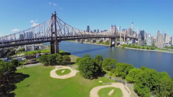 Ponte de Queensboro sobre East River — Vídeo de Stock