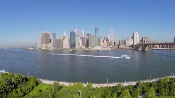 Statek płynie w dół East River — Wideo stockowe