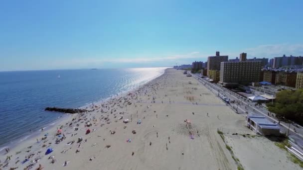 Paysage urbain avec beaucoup de gens se reposer — Video