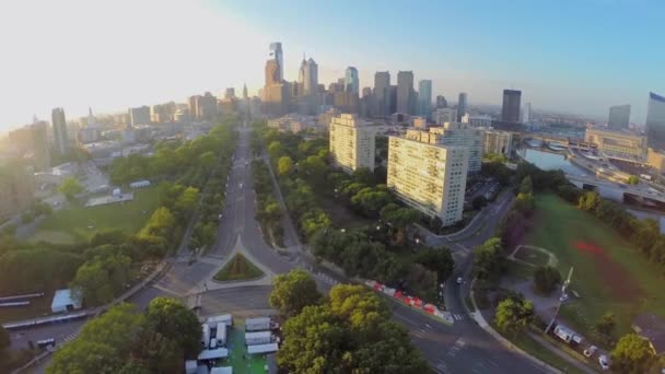 Cityscape with street traffic — Stock Video