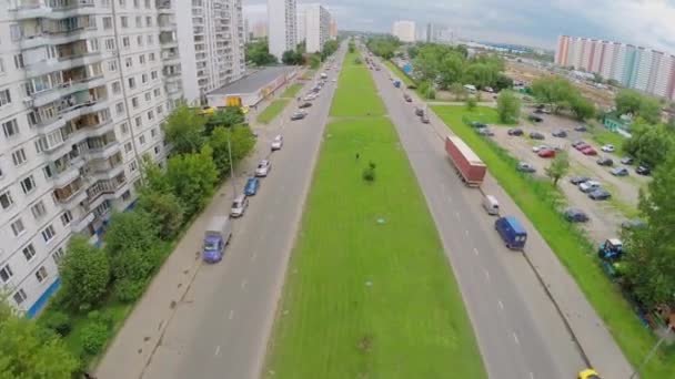 Transport drogowy na ulicy Aviatorov — Wideo stockowe