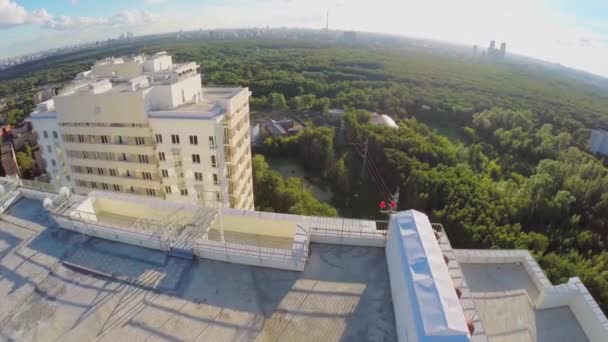 Житловий комплекс проти міського пейзажу — стокове відео