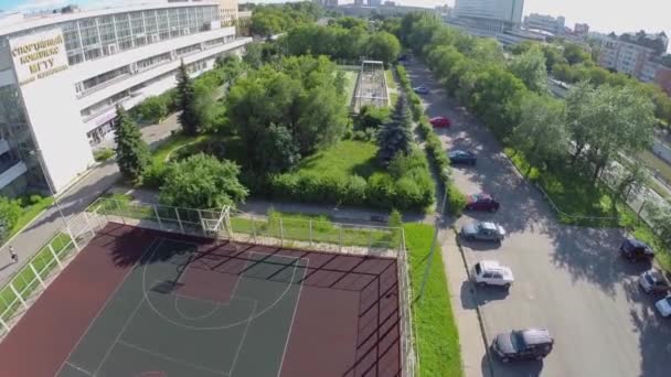 Cars parked near sports playgrounds — Stock Video