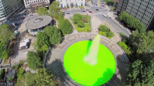Fontaine avec eau de couleur verte — Video
