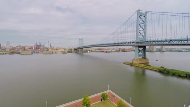 Paisaje urbano con puente Benjamin Franklin — Vídeos de Stock