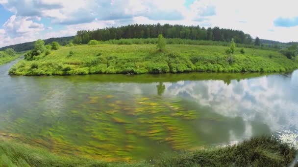 Orilla del río con gente — Vídeo de stock