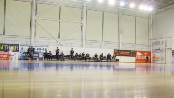 El equipo juega en el gimnasio en el Campeonato — Vídeos de Stock