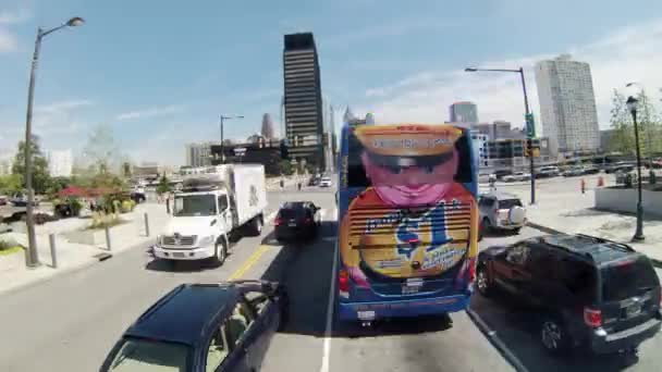 Krijgen rond het centrum van de stad in Philadelphia — Stockvideo