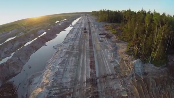 Bulldozers, absetzer en trein in de zandbak — Stockvideo