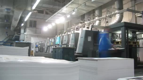 Los trabajadores trabajan en máquinas de impresión — Vídeo de stock