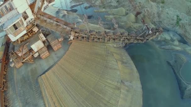 Les gens travaillent près du train avec du sable — Video