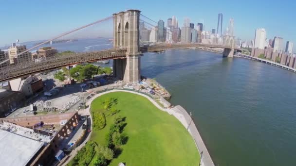 Brooklyn Bridge med fordon trafik — Stockvideo