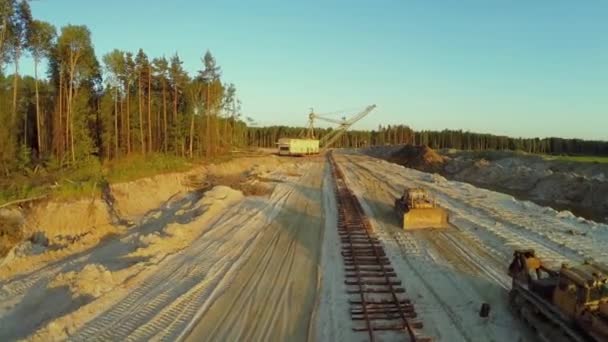 Graafmachine giet zand op zandbak — Stockvideo