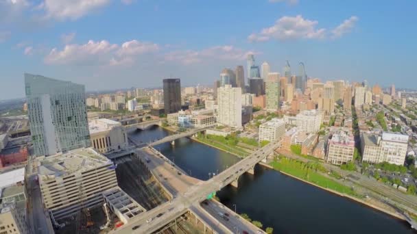 城市景观与核桃街桥的交通 — 图库视频影像
