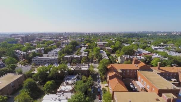 Townscapen med bostadsområde och grundskola — Stockvideo