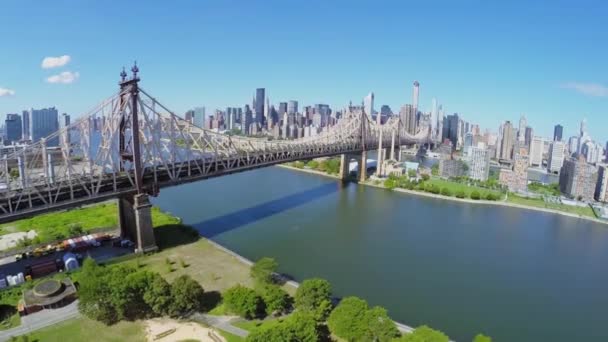 Traffico di trasporto sul Queens Bridge — Video Stock