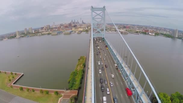 Автомобили, проезжающие мост Бенджамина Франклина — стоковое видео