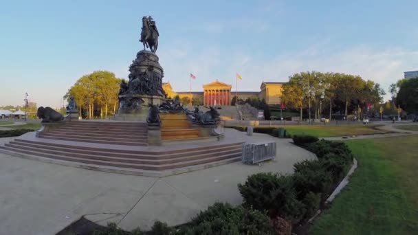 Standbeeld van George Washington in de buurt van Philadelphia Museum — Stockvideo