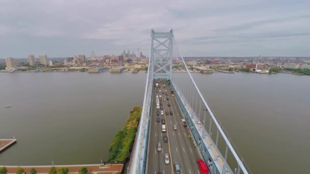 Puente Benjamin Franklin con tráfico vehicular — Vídeos de Stock