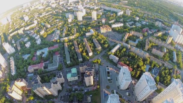 Městské panorama s obytnou komplexem — Stock video
