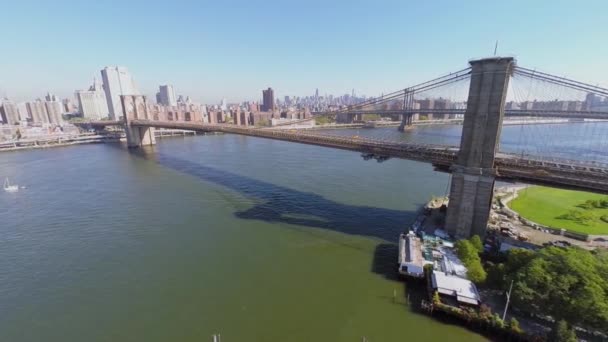 Brooklyn Köprüsü üzerinde taşıma trafik — Stok video