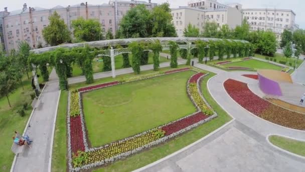 Parque com grande canteiro de flores — Vídeo de Stock