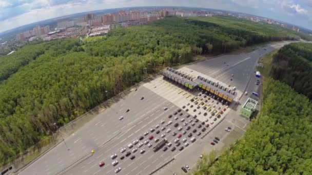 Paisaje urbano con tráfico en autopista de peaje — Vídeos de Stock