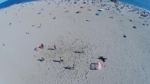 La gente juega fútbol en Brighton Beach — Vídeo de stock