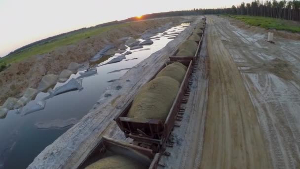 Trainen met zand in open wagons ritten — Stockvideo