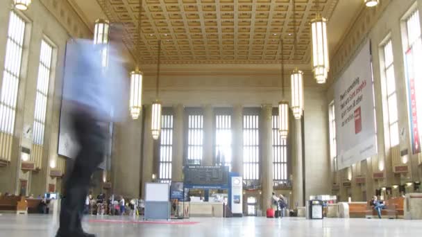 Mensen bewegen op hal van station in Philadelphia. — Stockvideo
