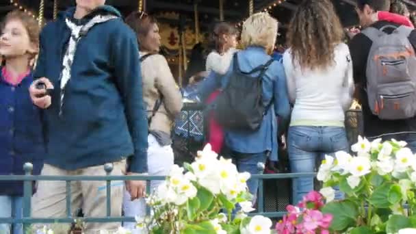 Mensen staan in de buurt van carrousel — Stockvideo