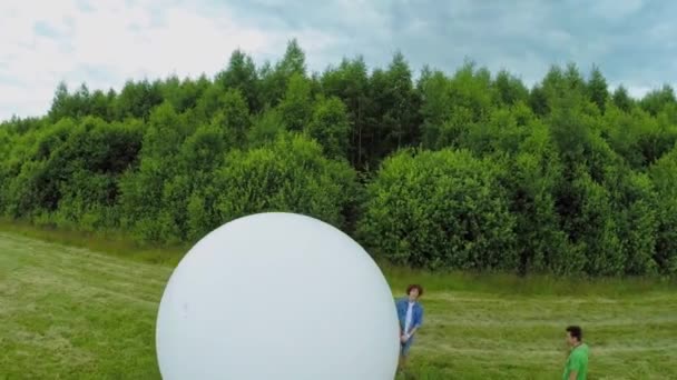 People set up white sphere — Stock Video