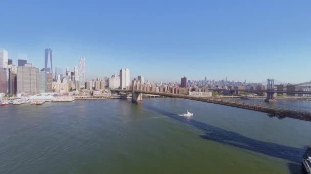 City traffic on Brooklyn Bridge — Stock Video
