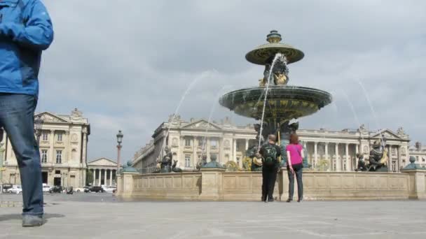 Människor nära fountain Des Mers — Stockvideo