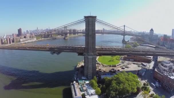 Cityscape Brooklyn Köprüsü ve Manhattan Köprüsü ile — Stok video