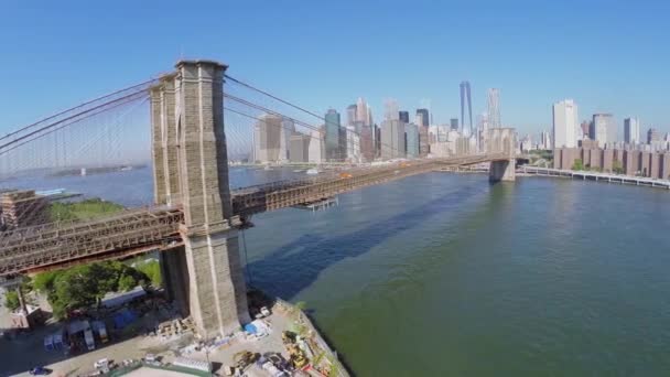 Brooklyn Bridge met verkeer vervoer — Stockvideo