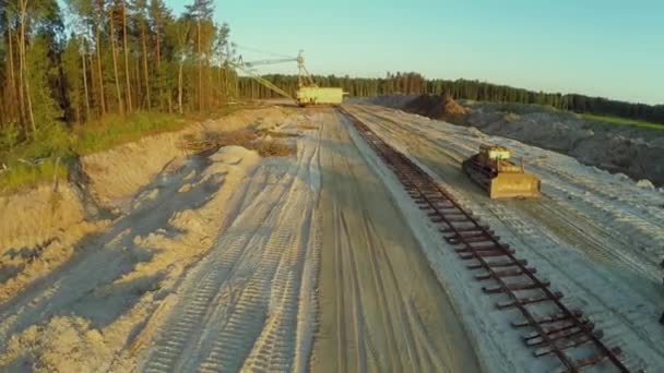 Pískoviště s buldozery a vykopatci — Stock video