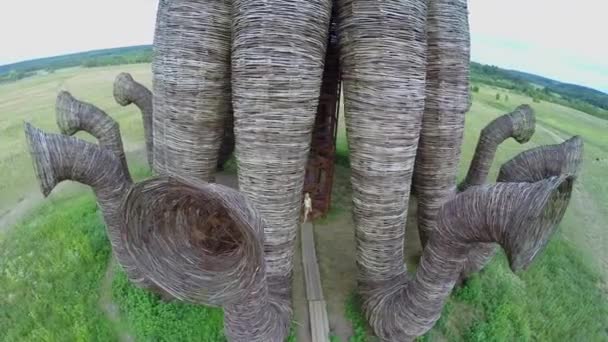 Vrouw lopen door trappen in landschap-object — Stockvideo