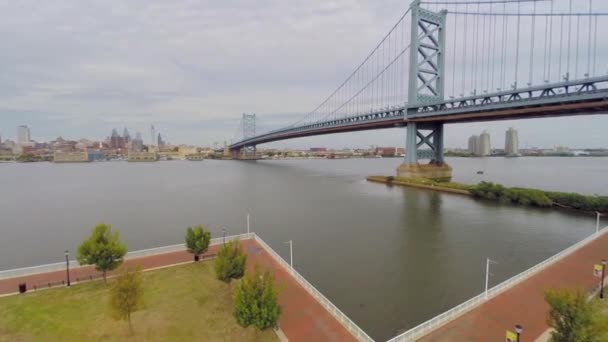 Paisaje urbano con puente Benjamin Franklin — Vídeos de Stock
