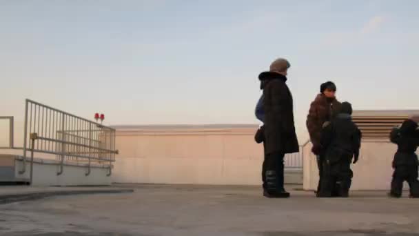 Les gens marchent sur le pont d'observation — Video