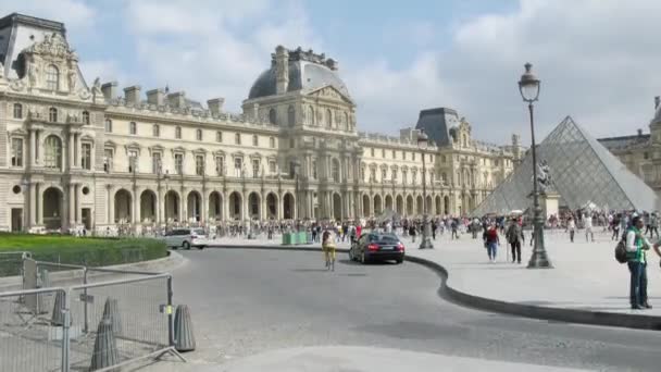 Louvre piramide, verkeer — Stockvideo