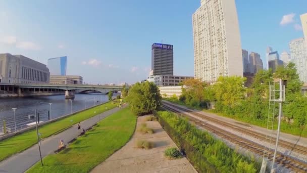 People run by quay of Schuylkill river — Stock Video